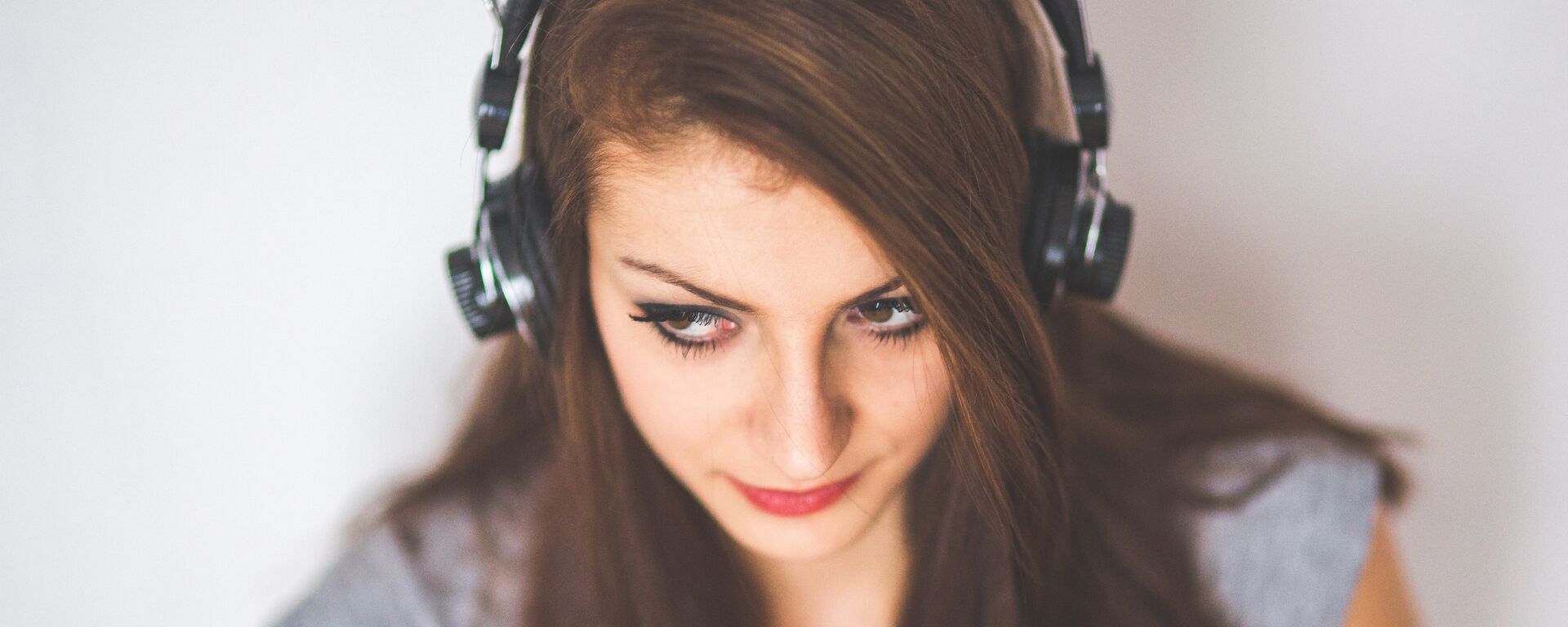 Una mujer escucha música - Sputnik Mundo, 1920, 04.11.2020