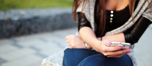 Una chica con su teléfono, referencial - Sputnik Mundo