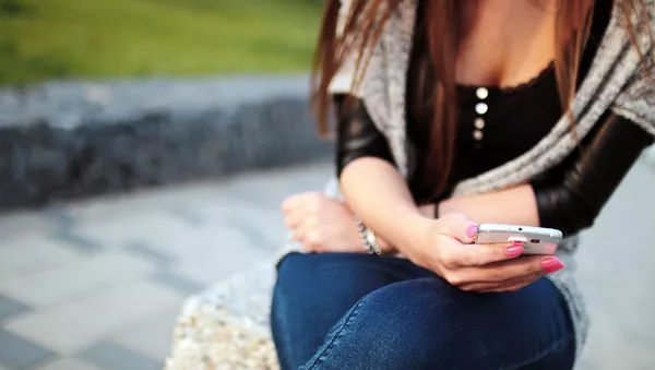 Una chica con su teléfono, referencial - Sputnik Mundo