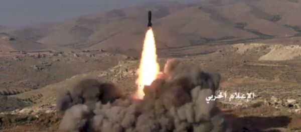 Los combatientes de Hizbulá lanzan un misil contra las posiciones de los terroristas vinculados con Al-Qaeda en la frontera siria-libanesa (archivo) - Sputnik Mundo