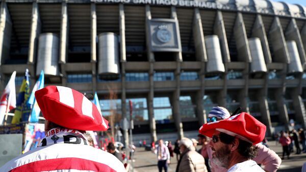 Los hinchas cerca de estadio Santiago Bernabéu en Madrid - Sputnik Mundo