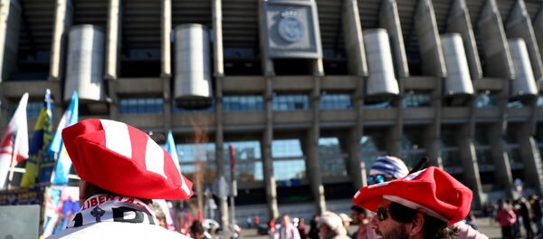 Los hinchas cerca de estadio Santiago Bernabéu en Madrid - Sputnik Mundo