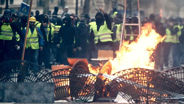 Protestas de los 'chalecos amarillos' en París - Sputnik Mundo