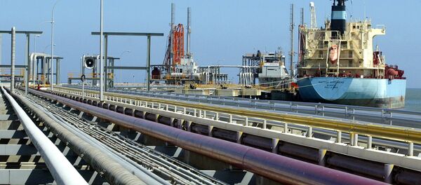 Un buque petrolero atracado en una de las refinerías de Venezuela (archivo) Un buque petrolero atracado en una de las refinerías de Venezuela (archivo) - Sputnik Mundo