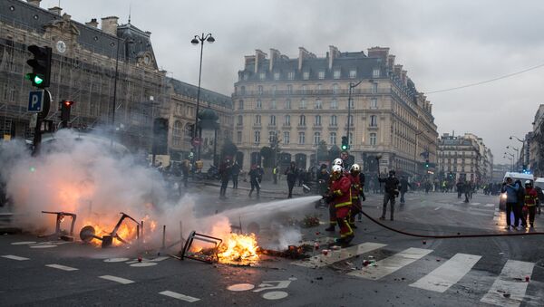 Protestas de los 'chalecos amarillos' en París - Sputnik Mundo