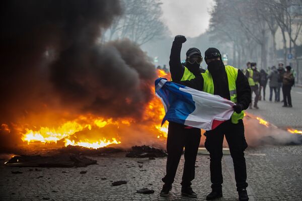 Autos quemados y piezas de museo destrozadas: protestas en París de los 'chalecos amarillos' - Sputnik Mundo