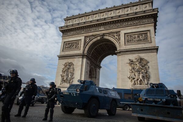 Autos quemados y piezas de museo destrozadas: protestas en París de los 'chalecos amarillos' - Sputnik Mundo