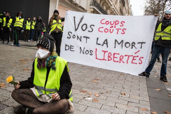 Autos quemados y piezas de museo destrozadas: protestas en París de los 'chalecos amarillos' - Sputnik Mundo