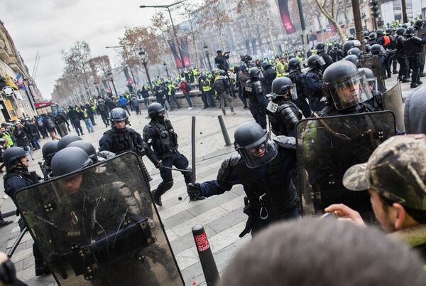 Autos quemados y piezas de museo destrozadas: protestas en París de los 'chalecos amarillos' - Sputnik Mundo