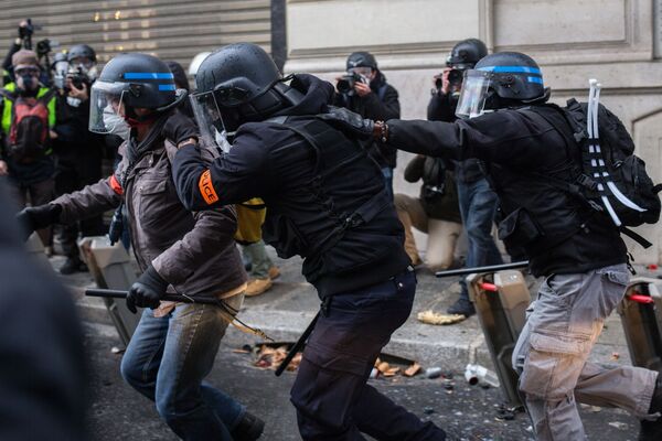 Autos quemados y piezas de museo destrozadas: protestas en París de los 'chalecos amarillos' - Sputnik Mundo