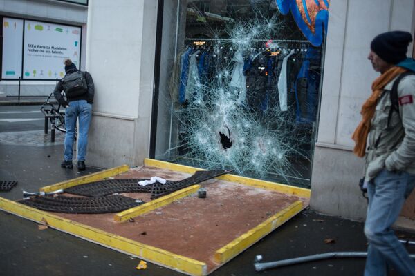 Autos quemados y piezas de museo destrozadas: protestas en París de los 'chalecos amarillos' - Sputnik Mundo