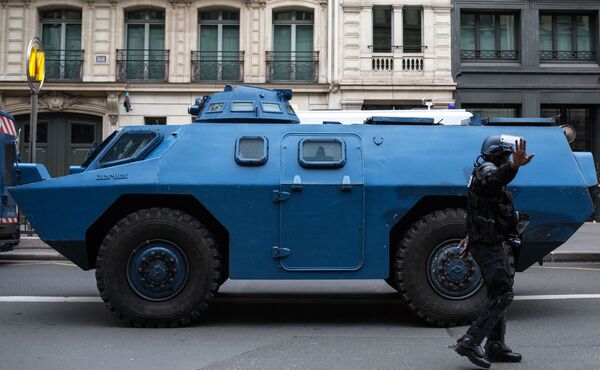 Autos quemados y piezas de museo destrozadas: protestas en París de los 'chalecos amarillos' - Sputnik Mundo