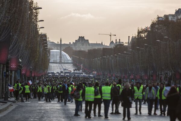 Autos quemados y piezas de museo destrozadas: protestas en París de los 'chalecos amarillos' - Sputnik Mundo