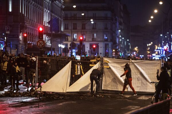 Autos quemados y piezas de museo destrozadas: protestas en París de los 'chalecos amarillos' - Sputnik Mundo