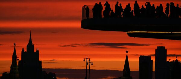 Turistas en el puente flotante del parque Zariadie, en Moscú - Sputnik Mundo
