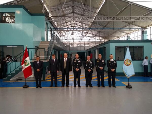 Extremo izquierdo: Augusto Tenorio, gerente general de Helicentro Perú; Andréi Boginsky, director general de Helicópteros de Rusia; el embajador ruso en Perú, Ígor Románchenko; el comandante general de la Fuerza Aérea de Perú, Rodolfo García  Esquerre; el segundo y tercer comandante, y Carlos Chávez, jefe del Servicio de mantenimiento de la Fuerza Aérea (SEMAN). - Sputnik Mundo