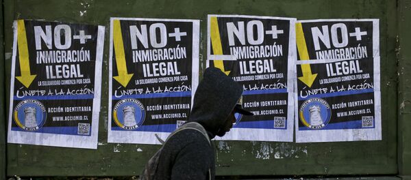 Pósters antimigrantes en las calles de Santiago de Chile - Sputnik Mundo