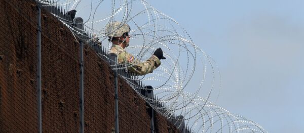 Un militar de EEUU en la frontera con México - Sputnik Mundo