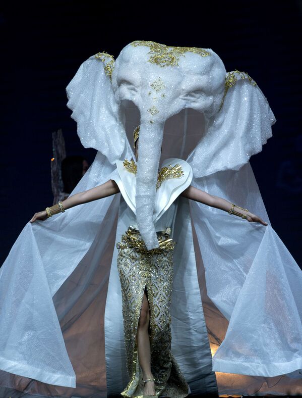 Espléndido desfile de trajes nacionales en el concurso Miss Universo 2018 - Sputnik Mundo