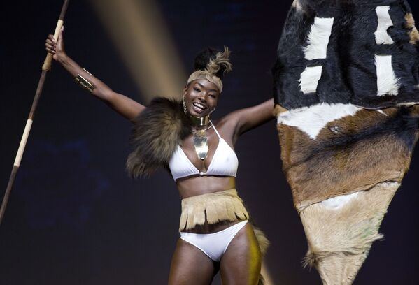 Espléndido desfile de trajes nacionales en el concurso Miss Universo 2018 - Sputnik Mundo