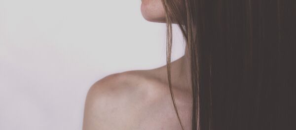 Una chica desnuda - Sputnik Mundo