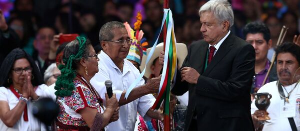 Andrés Manuel López Obrador recibe bastón de mando de pueblos indígenas de México - Sputnik Mundo