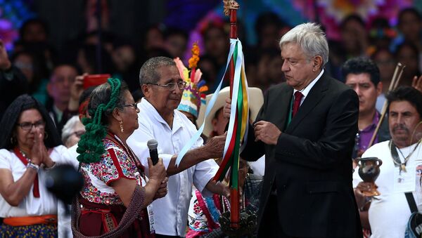 Andrés Manuel López Obrador recibe bastón de mando de pueblos indígenas de México - Sputnik Mundo