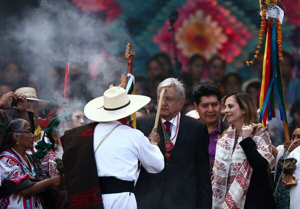 Andrés Manuel López Obrador recibe bastón de mando de pueblos indígenas de México - Sputnik Mundo