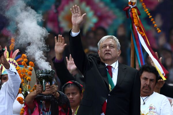 Andrés Manuel López Obrador recibe bastón de mando de pueblos indígenas de México - Sputnik Mundo