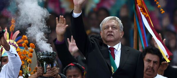 Andrés Manuel López Obrador recibe bastón de mando de pueblos indígenas de México - Sputnik Mundo