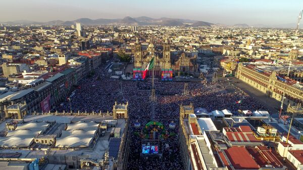 La gente asiste a la toma de posesión de Andrés Manuel López Obrador como presidente de México - Sputnik Mundo