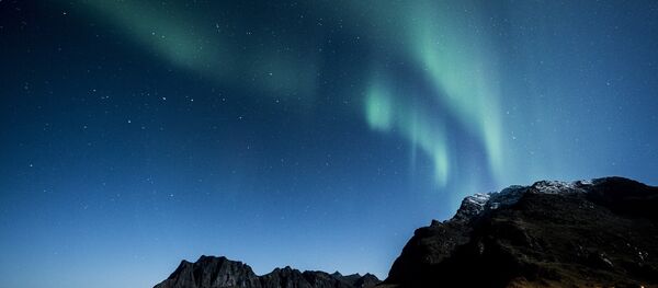 Aurora boreal vista desde el archipiélago Lofoten de Noruega - Sputnik Mundo