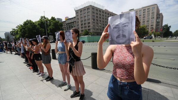 Los chilenos con el retrato del comunero mapuche Camilo Catrillanca - Sputnik Mundo