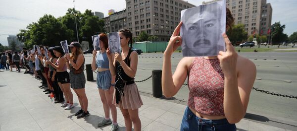 Los chilenos con el retrato del comunero mapuche Camilo Catrillanca Los chilenos con el retrato del comunero mapuche Camilo Catrillanca - Sputnik Mundo