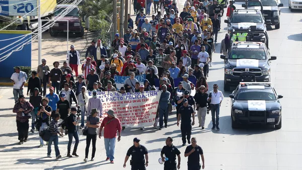 Marcha de unos migrantes hondureños en Tijuana