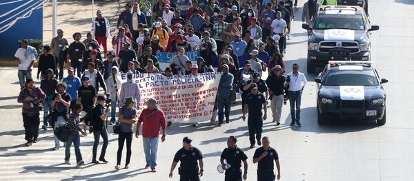 Marcha de unos migrantes hondureños en Tijuana - Sputnik Mundo