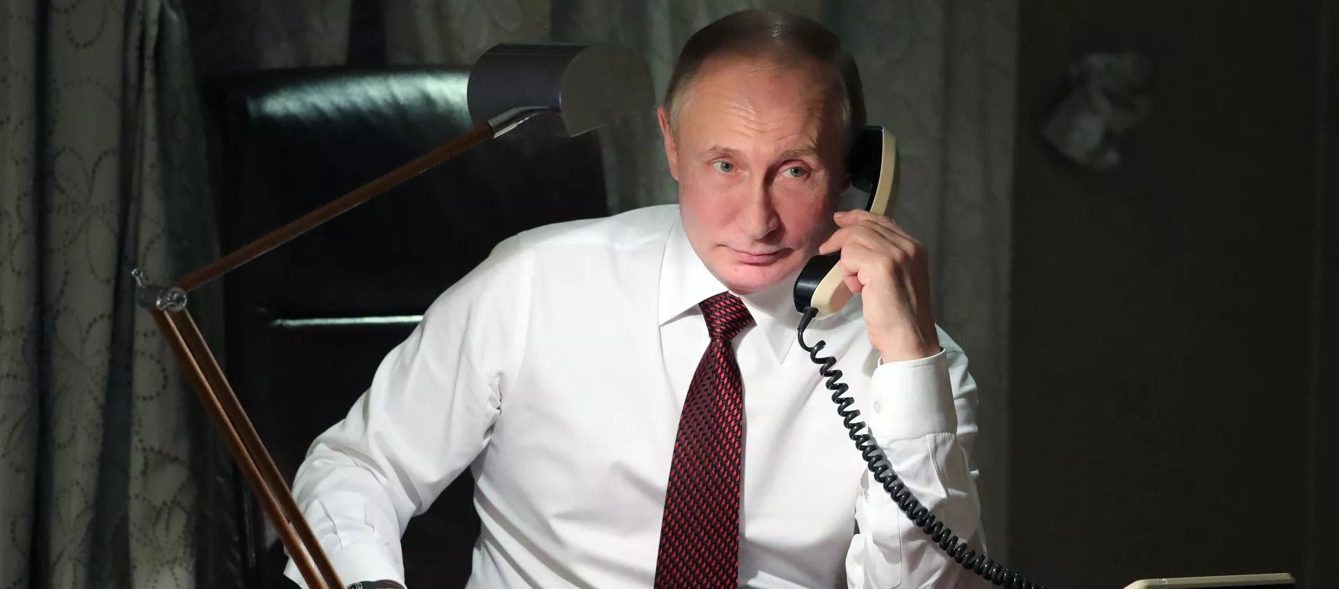 Vladímir Putin, presidente de Rusia, al teléfono Vladímir Putin, presidente de Rusia, al teléfono - Sputnik Mundo, 1920, 12.12.2018