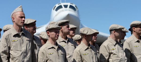 Tripulaciones de bombarderos estratégicos rusos Tu-160 en Venezuela - Sputnik Mundo