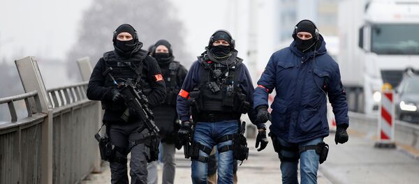 El patrullaje de la policia francesa especial tras el tiroteo de Estrasburgo - Sputnik Mundo