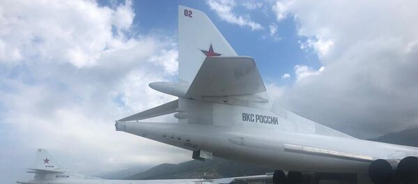 Una aeronave Tu-160 en la rampa 4 del aeropuerto internacional Simón Bolívar, en Venezuela - Sputnik Mundo