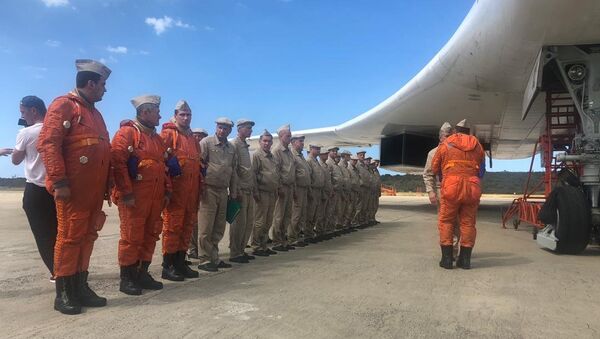 Una aeronave Tu-160 en la rampa 4 del aeropuerto internacional Simón Bolívar, en Venezuela - Sputnik Mundo