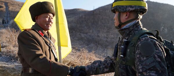 Sonrisas para la historia: soldados de las dos Coreas cruzan la frontera y se dan la mano - Sputnik Mundo