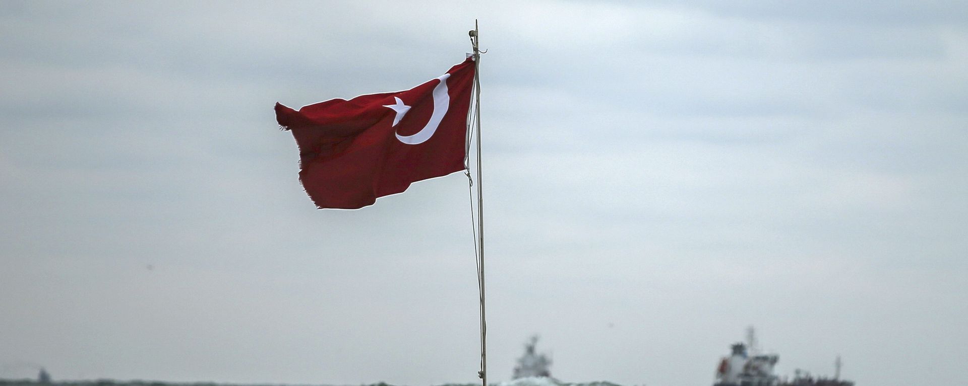 Una bandera de Turquía en la costa (archivo) Una bandera de Turquía en la costa (archivo) - Sputnik Mundo, 1920, 15.09.2020