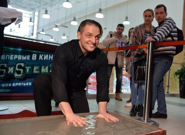 Askold Zapashni deja las huellas de sus manos en una placa justo antes del estreno de su show 'Sistema' Askold Zapashni deja las huellas de sus manos en una placa justo antes del estreno de su show 'Sistema' - Sputnik Mundo