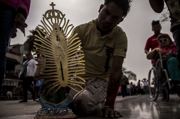 Hombre llega de rodillas y con una estatua a la Basílica de Guadalupe - Sputnik Mundo