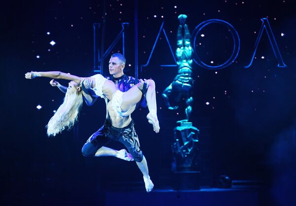 Espectáculo de los hermanos Zapashni 'Ojos cerrados' en el festival mundial de artes circenses Ídolo, septiembre de 2018, Moscú Espectáculo de los hermanos Zapashni 'Ojos cerrados' en el festival mundial de artes circenses Ídolo, septiembre de 2018, Moscú - Sputnik Mundo