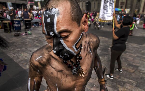 Danzantes frente a la Basílica de Guadalupe - Sputnik Mundo