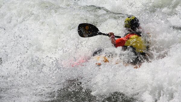 Un hombre en un kayak (archivo) - Sputnik Mundo