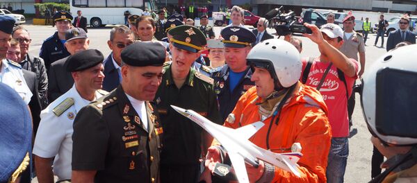 Vladimir Padrino López, ministro de Defensa de Venezuela junto a los pilotos del avión ruso Tu-160 - Sputnik Mundo