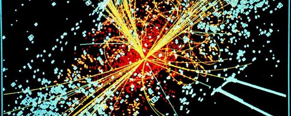 Un ejemplo de simulación a partir de los datos de la desintegración de dos protones de muy alta energía generando un Bosón de Higgs en el decaimiento en dos haces de hadrones y dos electrones en el detector CMS del LHC en el CERN. - Sputnik Mundo